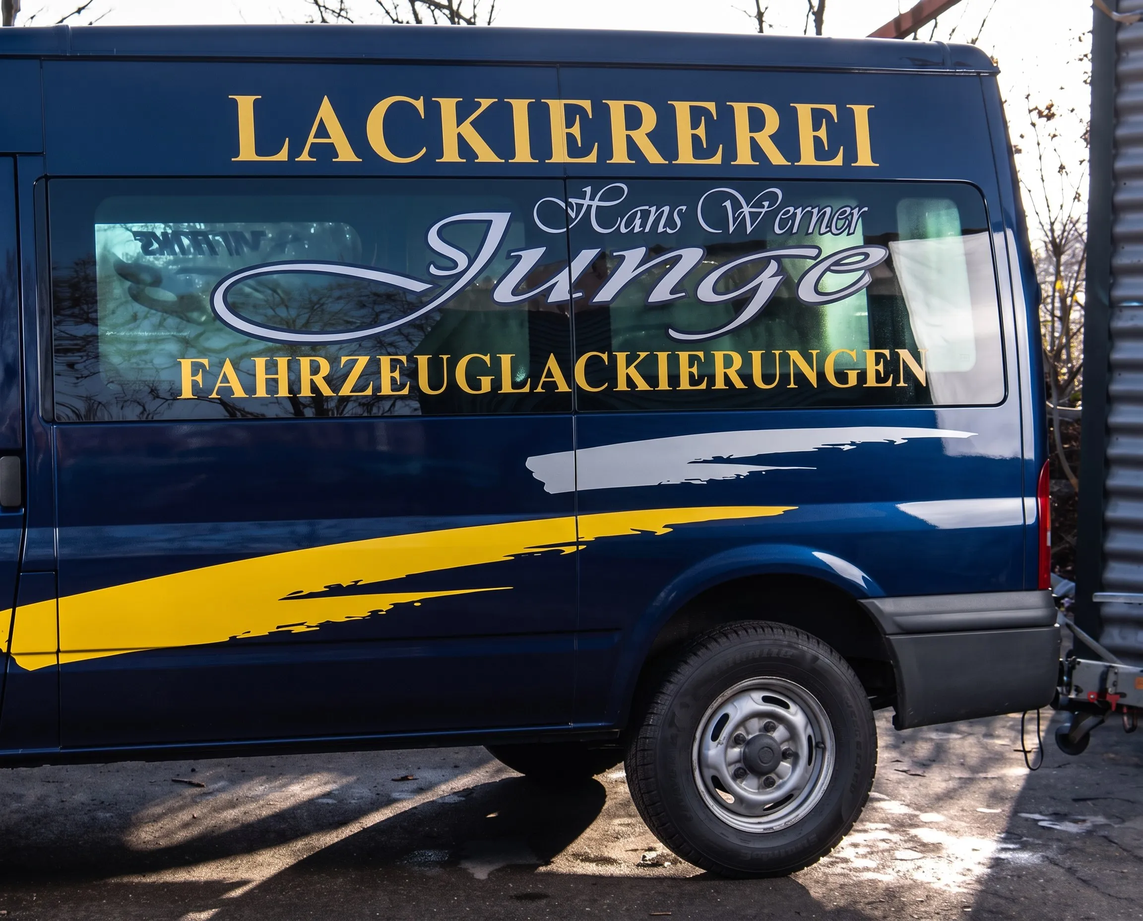 Firmenwagen der Lackiererei Hans-Werner Junge mit Schriftzug Fahrzeuglackierungen