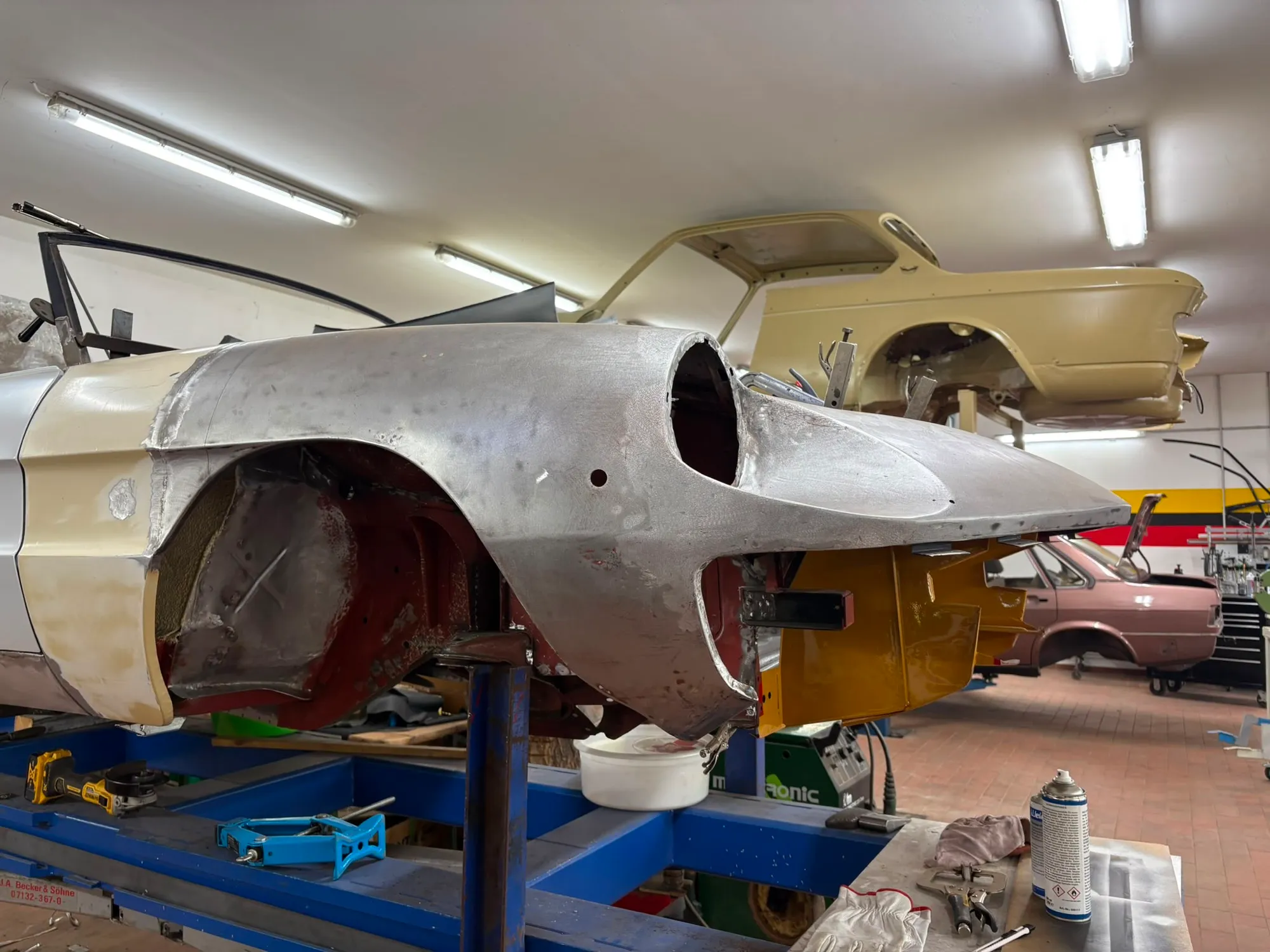 Blank geschliffene Oldtimer-Karosserie bei der Restaurierung