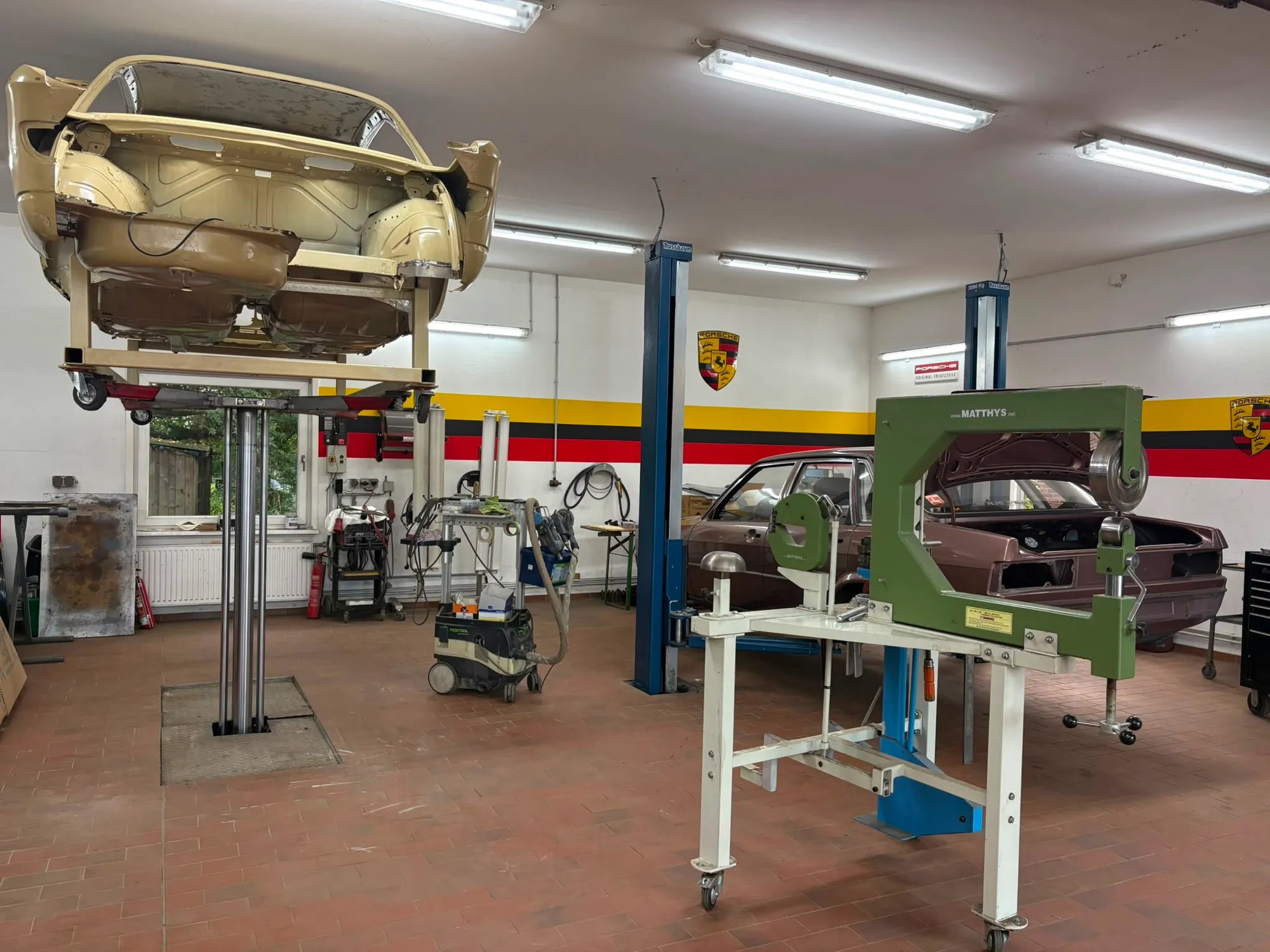 Oldtimer-Karosserie auf der Hebebühne während der Restaurierung