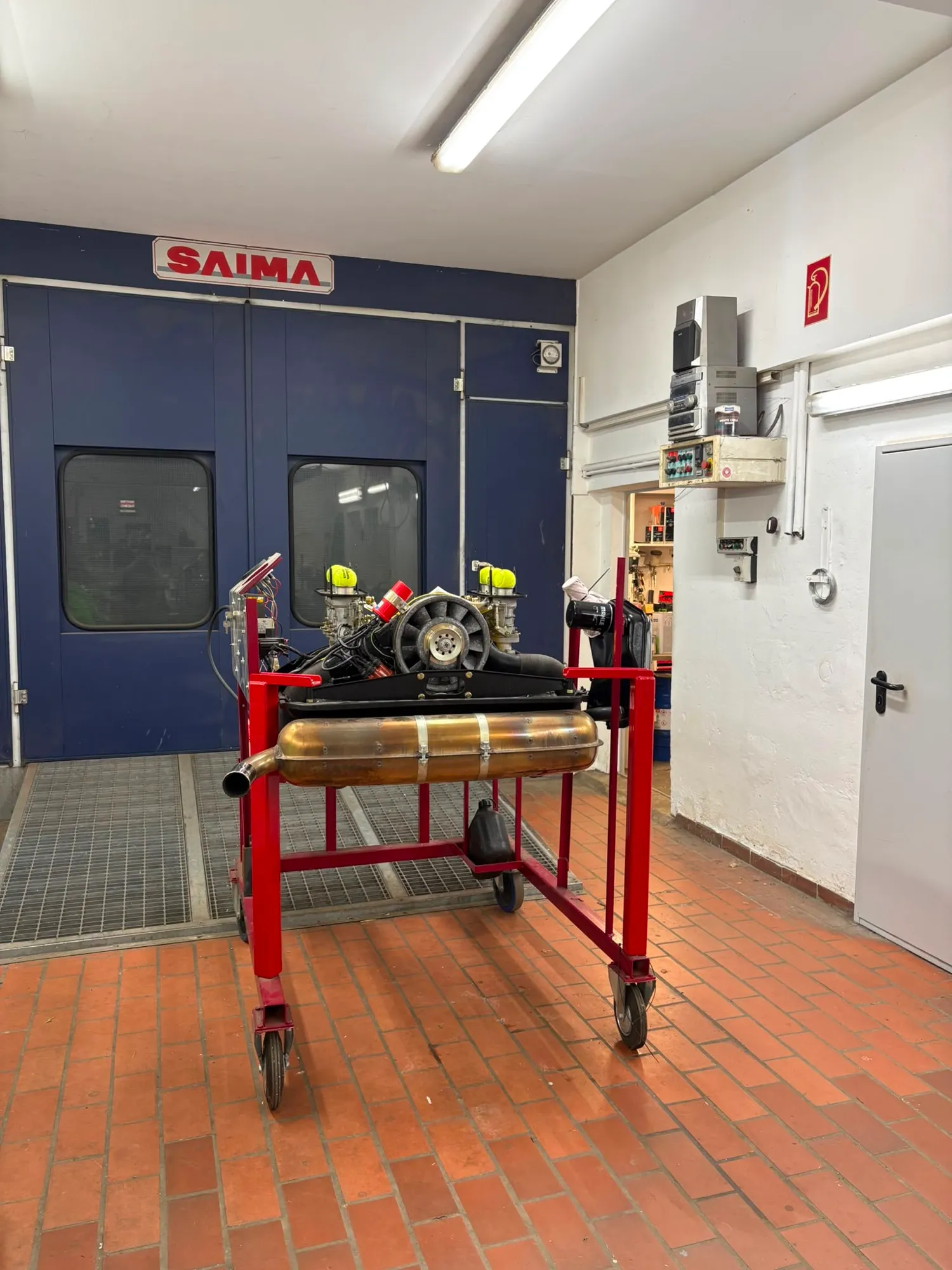 Überholter Boxermotor auf dem Montageständer vor der Lackierkabine