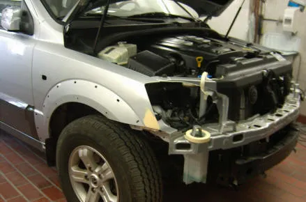 Geöffneter Motorraum eines Fahrzeugs während der Reparatur