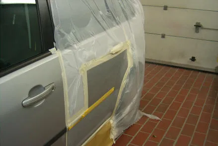 Für die Lackierung abgeklebte Fahrzeugtür